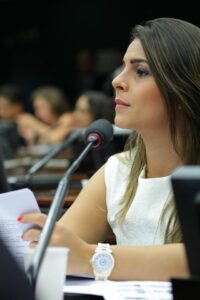 A deputada Mariana Carvalho está entre os parlamentares que pediram a discussão na Comissão de Educação sobre a queda dos investimentos na área por parte do governo que a havia anunciado como prioridade em discurso de posse da presidente Dilma