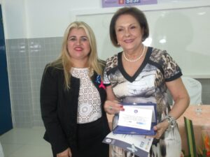 Secretária municipal do Trabalho, Abastecimento e Economia Solidária, Solange Jurema recebendo o selo. Foto: Assessoria
