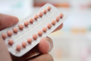 mao-segurando-uma-cartela-de-pilula-anticoncepcional-foto-kwangmoozaashutterstockcom-0000000000016DC4