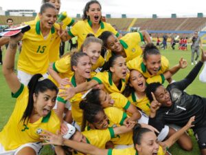 jogadoras-da-selecao-brasileira-de-futebol-feminino-comemoram-a-conquista-da-copa-america-que-valeu-vaga-na-copa-do-mundo-de-2015-1411934343214_1024x768