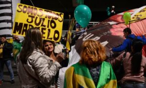 São Paulo - Manifestantes comemoram o impeachment de Dilma Roussef em frente à FIESP, na Avenida Pailista( Rovena Rosa/Agência Brasil)