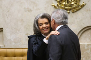 Brasília - O presidente Michel Temer cumprimenta a nova presidente do Supremo Tribunal Federal (STF), ministra Cármen Lúcia, durante a cerimônia de posse (Wilson Dias/Agência Brasil)